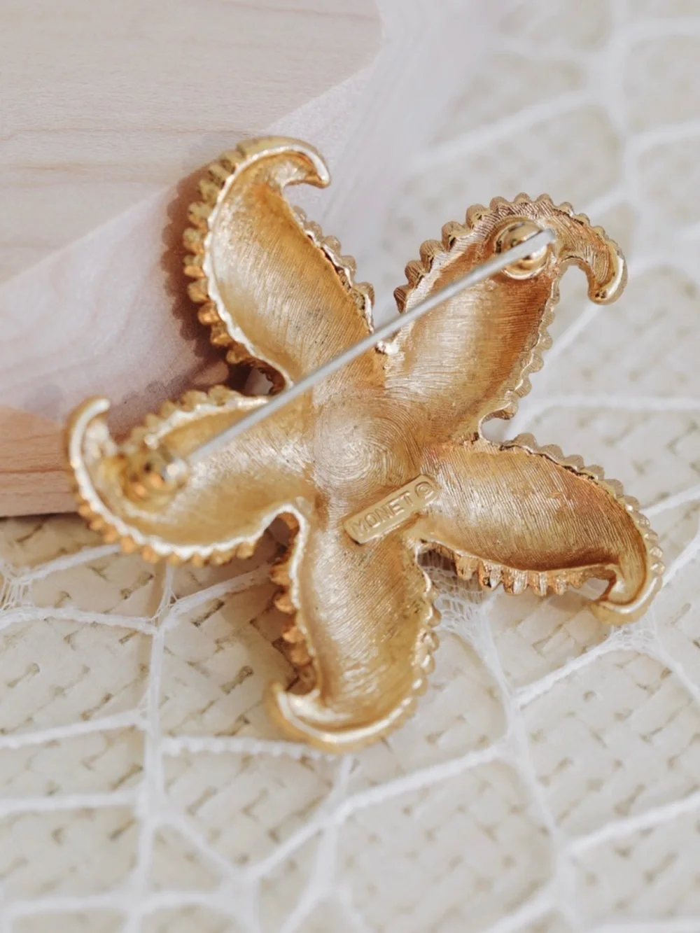 Vtg Signed Monet Gold-Tone Textured Coastal Ocean Motif Starfish Brooch Pin EUC